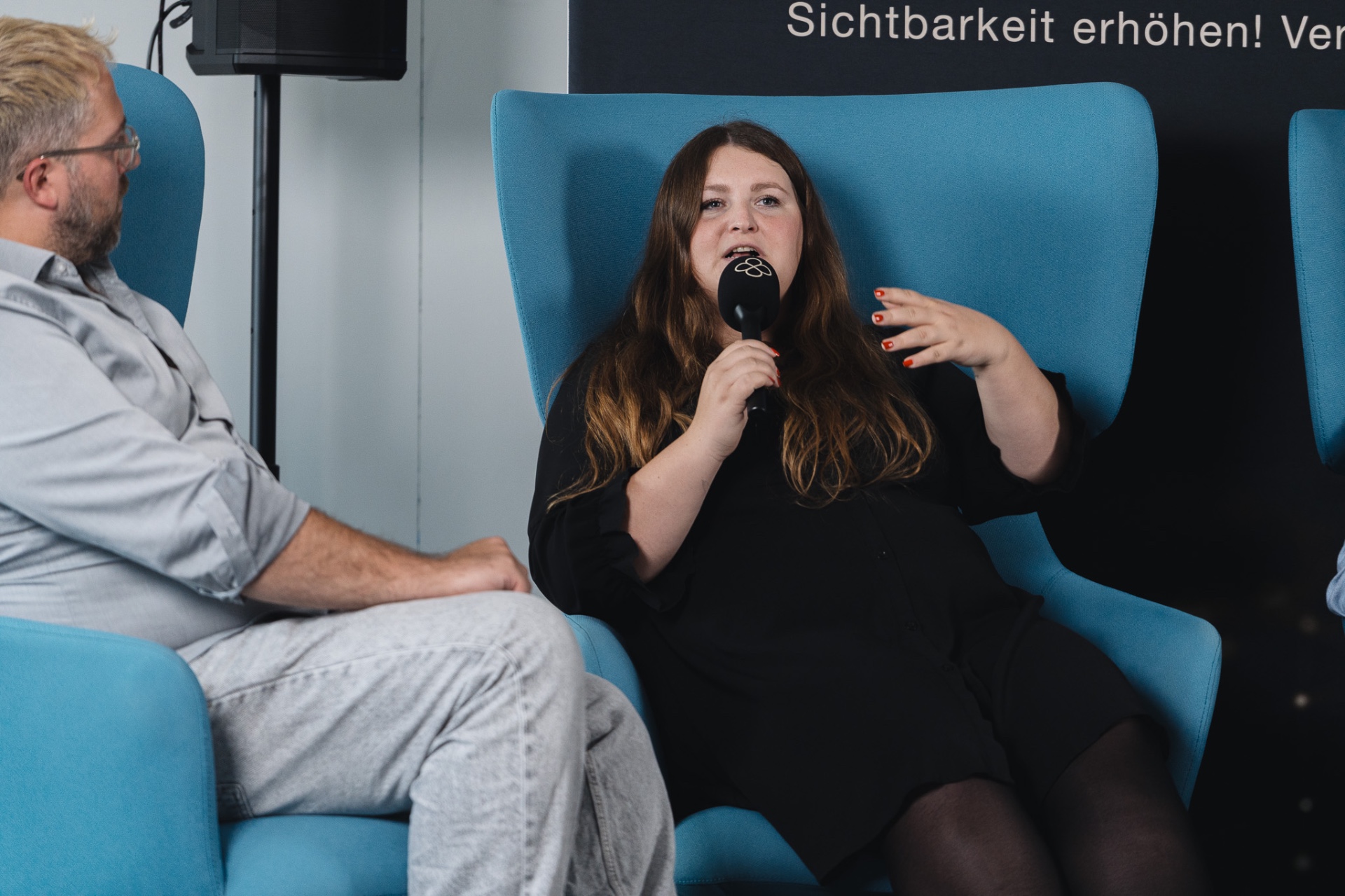 Stella Pollak als Speakerin auf der Bühne während eines Vortrags über Marketingpsychologie